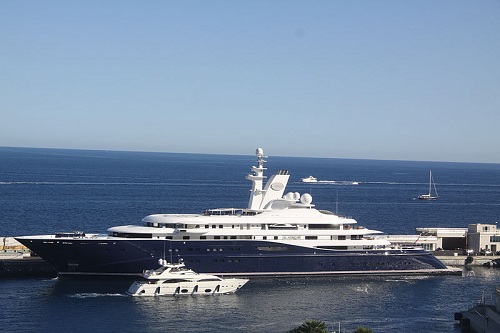 Al Mirqab super yacht di 133 metri in scafo in acciaio di proprietà dell'emiro del Qatar Hamad bin Jassin bin Jabr Al